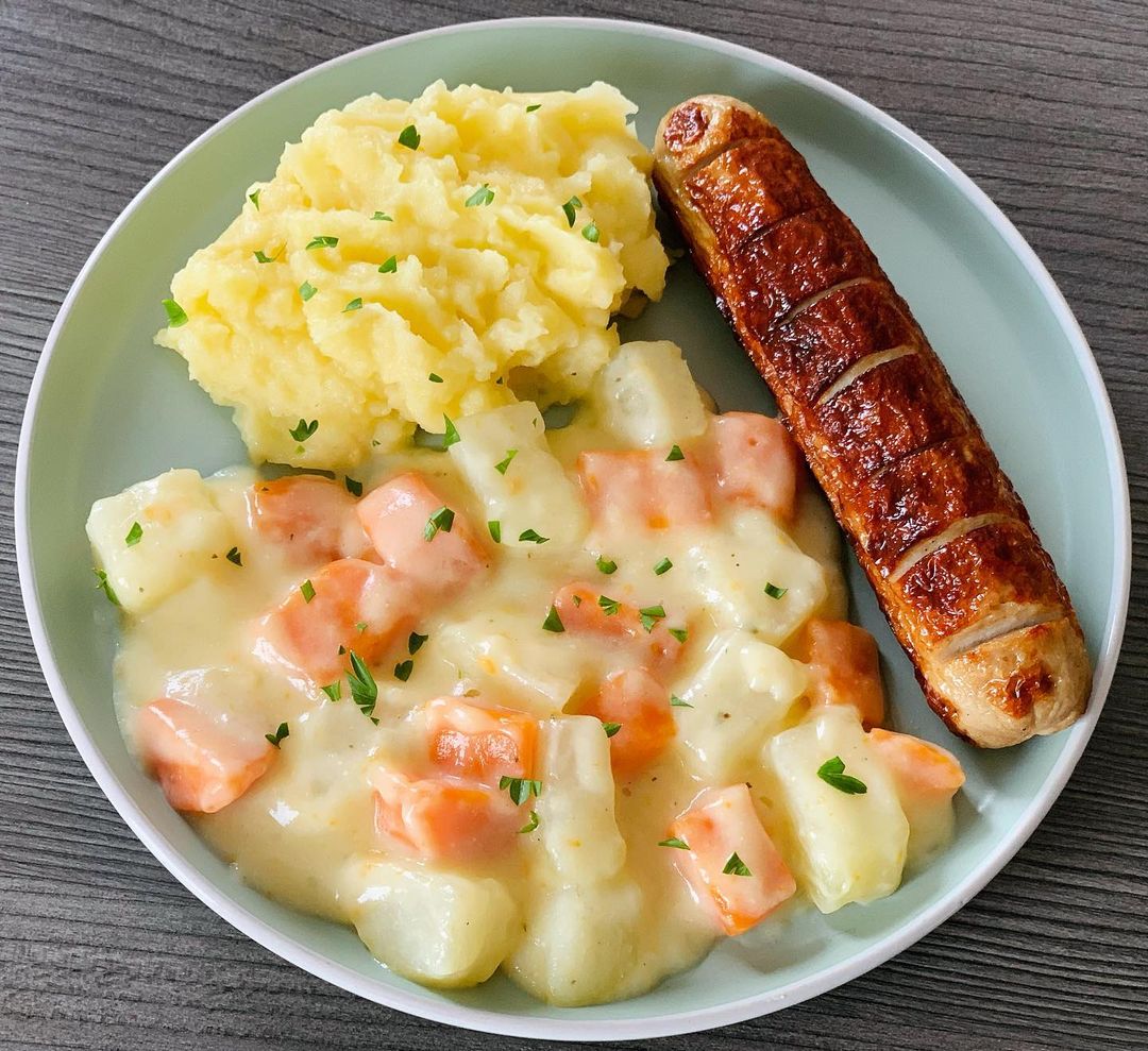 Kohlrabi-Möhren Gemüse mit Kartoffelpüree und Bratwurst – Kochbucher