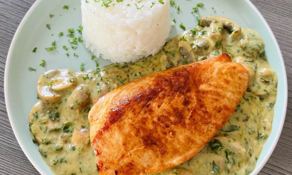 Hähnchen in cremiger Spinat-Champignons Sauce mit Reis – Kochbucher