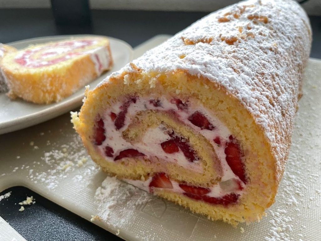 Biskuitrolle mit frischen Erdbeeren – Kochbucher