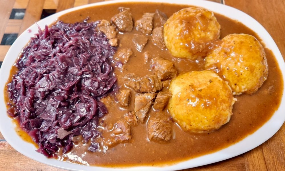 Gulasch nach Ottis Art mit Klößen und Rotkohl – Kochbucher