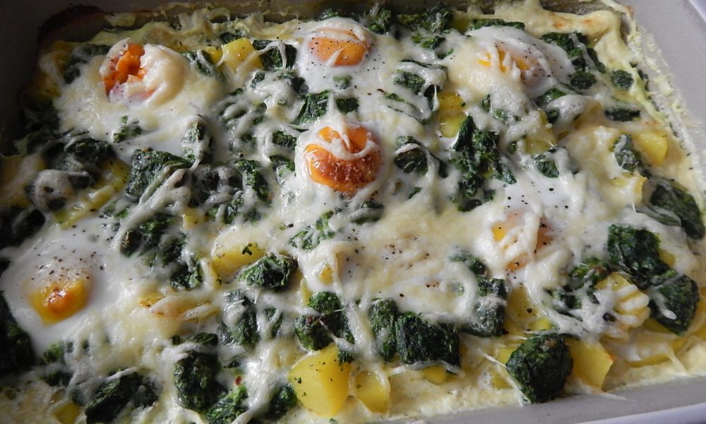 Spinat – Kartoffelauflauf mit Spiegelei, aus dem Backofen – Kochbucher