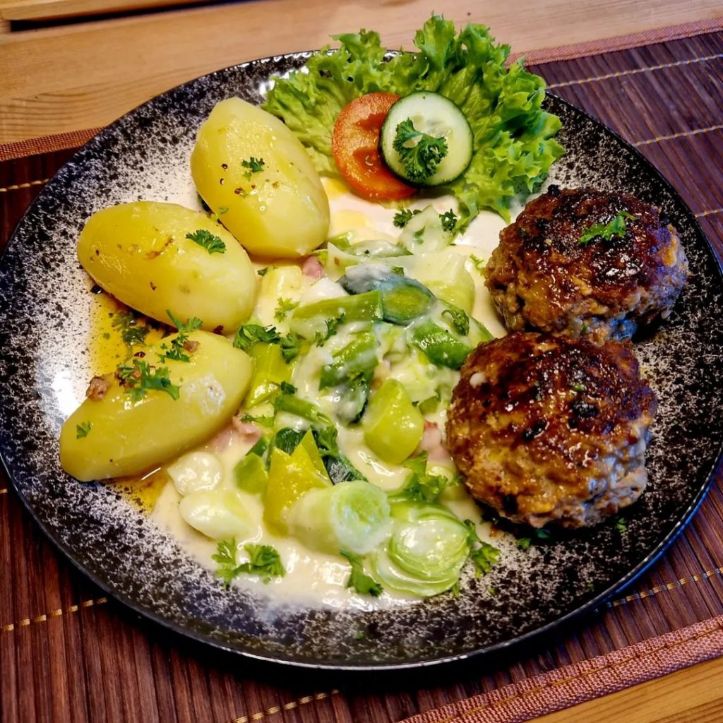 Fleischpflanzerl mit Kartoffel-Lauchgemüse – Kochbucher