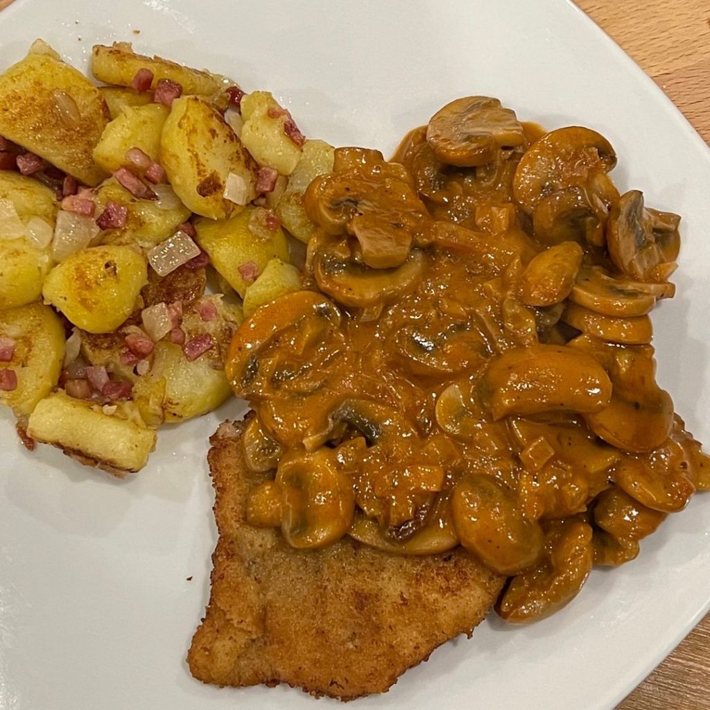 Jägerschnitzel mit Bratkartoffeln – Kochbucher