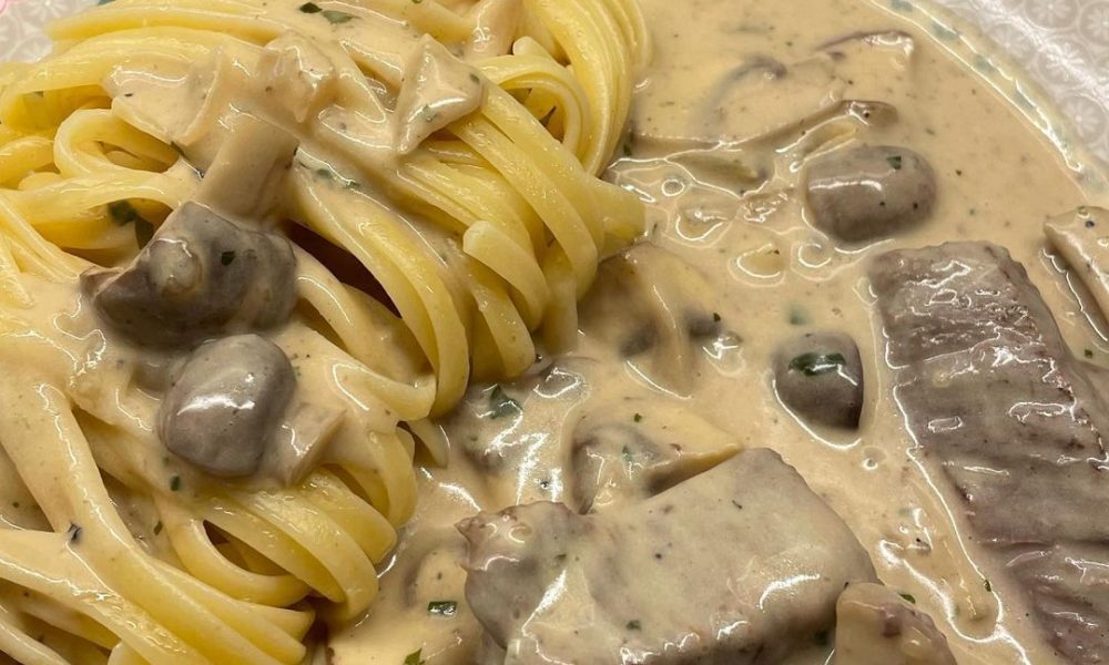 Pasta mit Champignons mit Rinderfilet in einer Kräuterbutter Sahne ...