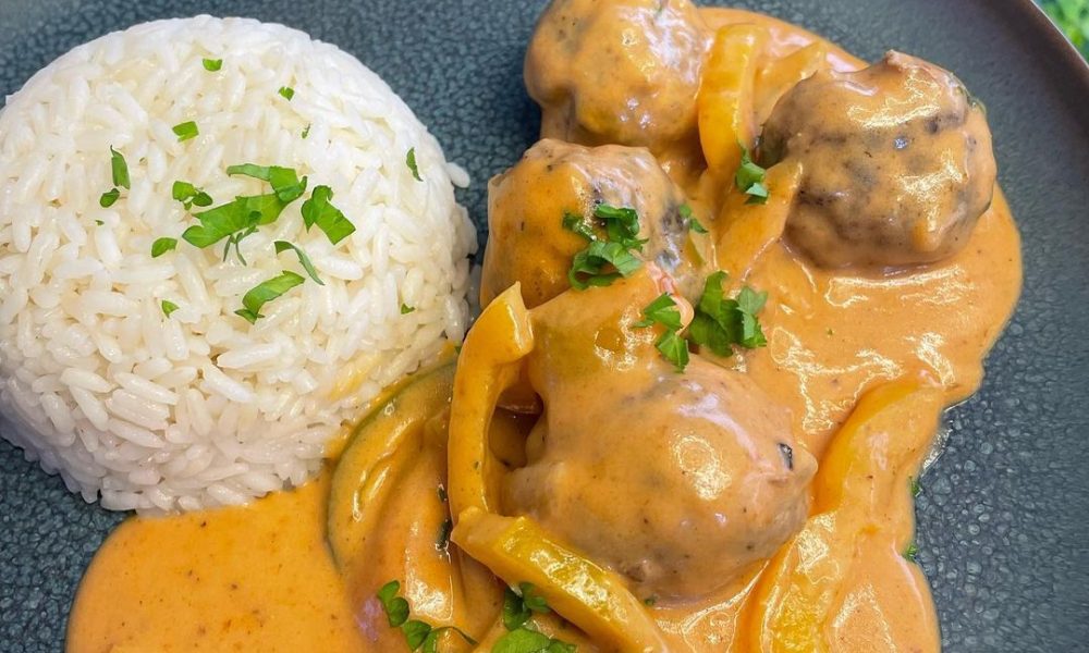 Hackbällchen in einer Tomaten Sahne Sauce mit Paprika und Reis – Kochbucher