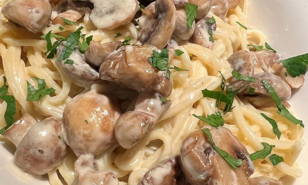 Spaghetti mit gebratenen Champignons in cremiger Rahmsoße – Kochbucher