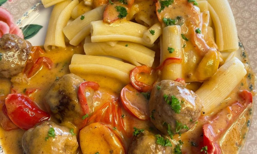 Hackbällchen in einer Paprika Tomaten Sahne Sauce mit Nudeln – Kochbucher