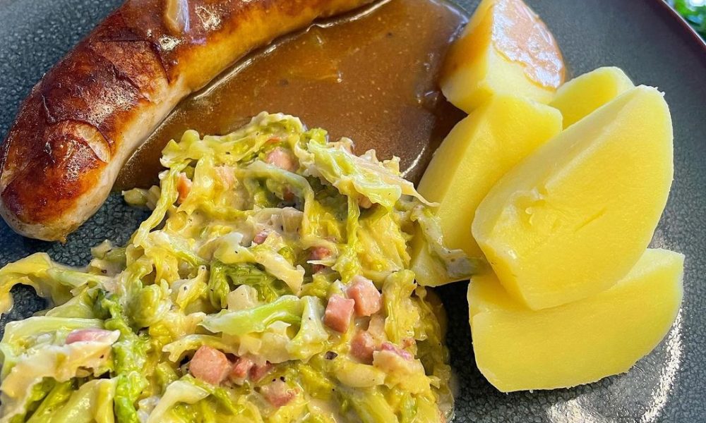 Bratwurst Wirsing Gemüse Kartoffeln und Zwiebelsauce – Kochbucher