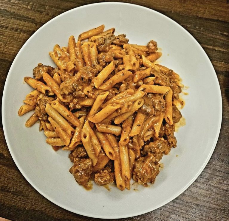 Penne mit Hackfleisch-Tomaten-Sahne-Sauce und Champignons – Kochbucher