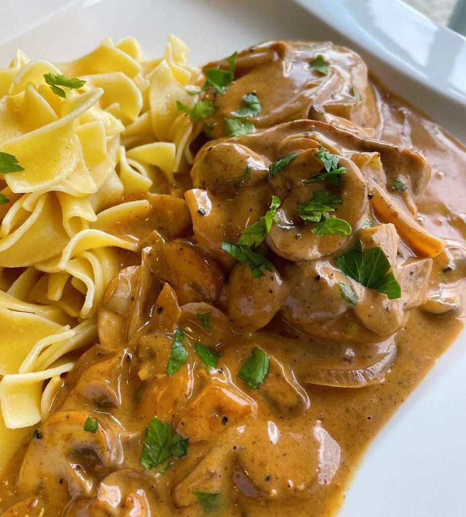 Schweinelende mit Champignonrahmsauce Nudeln und Gurkensalat – Kochbucher