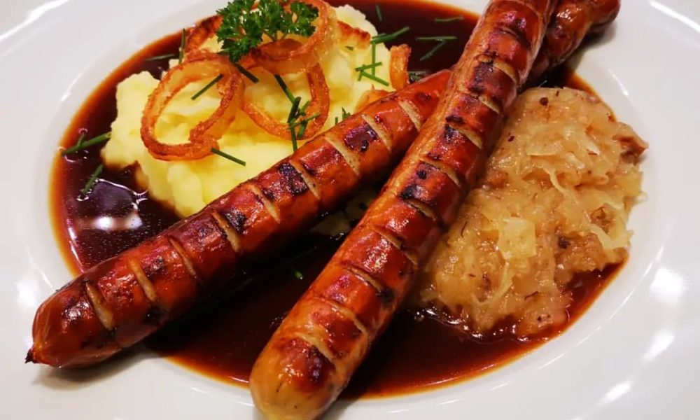 Thüringer Bratwurst mit Kartoffelpüree und Sauerkraut – Kochbucher