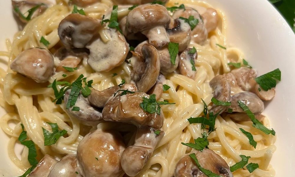 Spaghetti mit gebratenen Champignons in cremiger Rahmsoße – Kochbucher