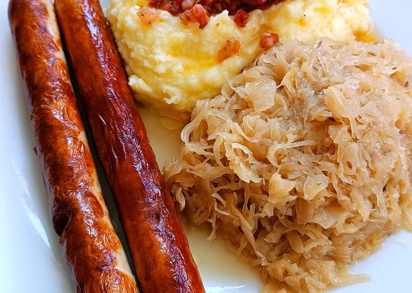 Thüringer Bratwurst mit Kartoffelpüree und Sauerkraut – Kochbucher