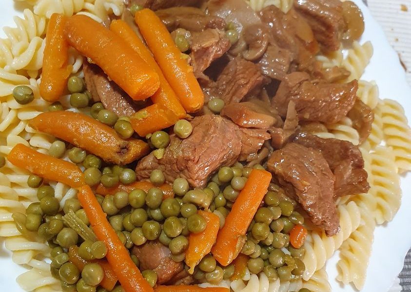 Rinder Gulasch mit Nudeln Erbsen Mören. – Kochbucher