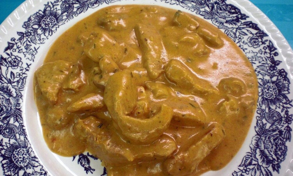 Kartoffelklösse gefüllt mit Leberwurst, Specksauce und Sauerkraut mit ...