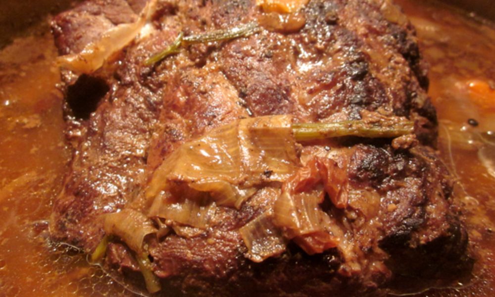 Kartoffelklösse gefüllt mit Leberwurst, Specksauce und Sauerkraut mit ...