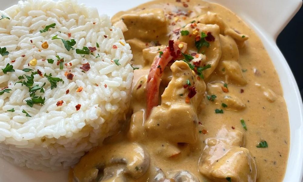 Hähnchengeschnetzeltes mit Paprika und Champingions und Reis dazu ...