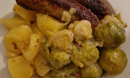 Bratwurst mit Rosenkohl und Bratkartoffeln