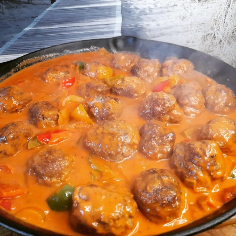 Hackbällchen in einer Paprikarahm Soße mit Band Nudeln – Kochbucher