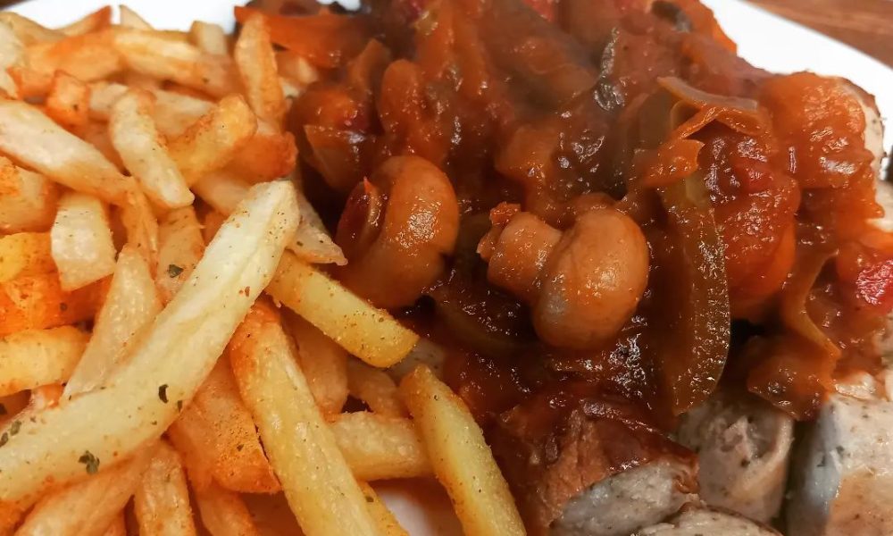 Ziegeunerwurst mit Pommes oder neu deutsch Paprikawurst mit Migrations ...