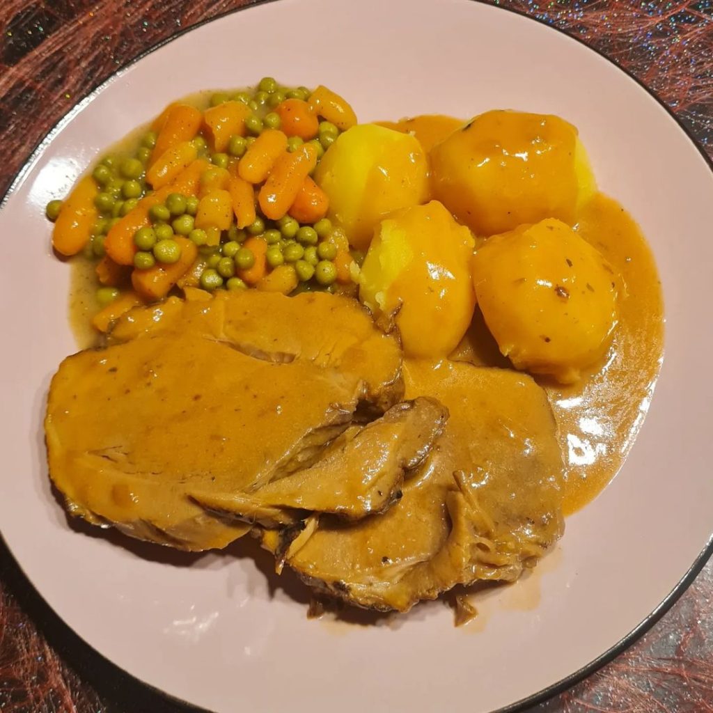 Kohlrabi-Möhren Gemüse mit Kartoffelpüree und Bratwurst – Kochbucher