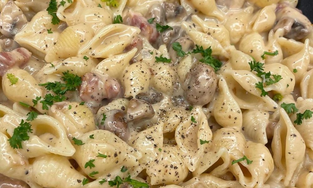 Pasta mit Speck und Champignons und Salat – Kochbucher