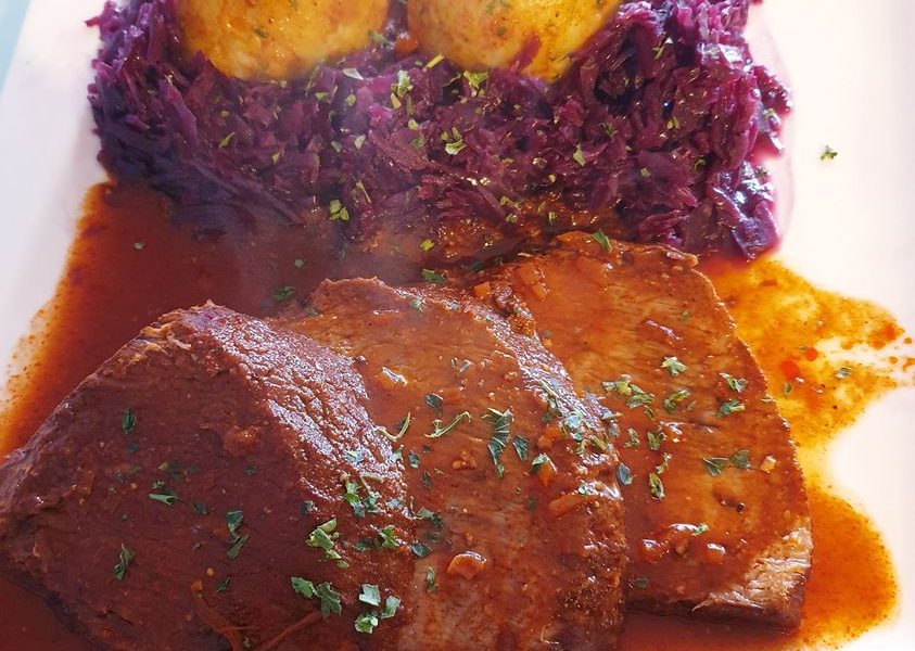 Rinderbraten mit Rotkohl und Knödel Kochbucher
