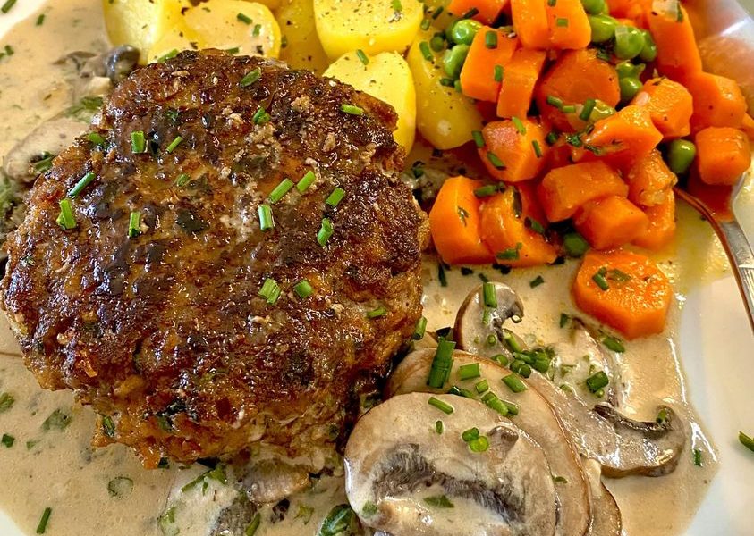 Frikadellen,Champignon Rahmsoße,Kartoffeln und Karotten/Erbsen Gemüse ...