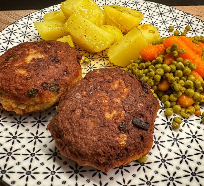 Frikadellen, Erbsen und Möhren, dazu Kartoffeln – Kochbucher